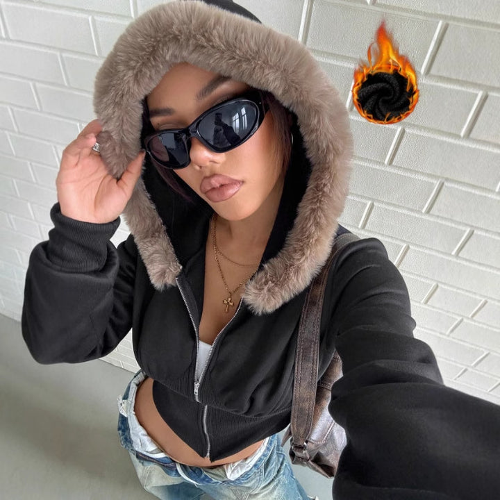 Kvinnors crop hoodie med lyxig pälsdetalj Mirla-Eva Jonsson