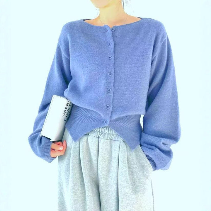 Kvinnors crop sweater med knappdetalj och oversized ärmar Mirla-Eva Jonsson