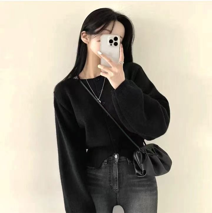 Kvinnors crop sweater med knappdetalj och oversized ärmar Mirla-Eva Jonsson