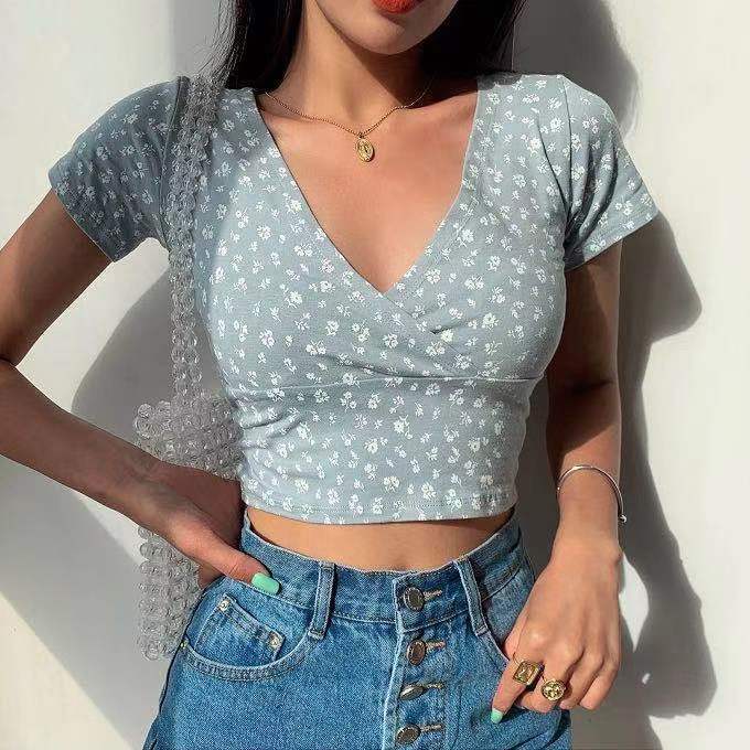 Kvinnors crop top med blommönster och elegant V-hals-Eva Jonsson