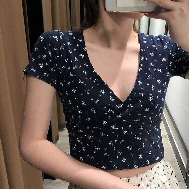 Kvinnors crop top med blommönster och elegant V-hals-Eva Jonsson