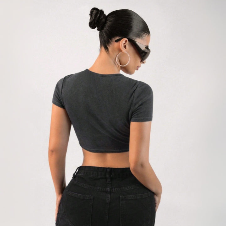 Kvinnors crop top med dekorativa kedjedetaljer och figurvänlig passform Mirla-Eva Jonsson