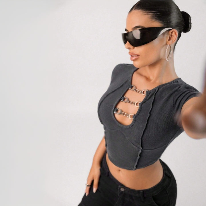 Kvinnors crop top med dekorativa kedjedetaljer och figurvänlig passform Mirla-Eva Jonsson