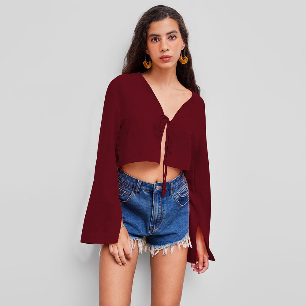 Kvinnors crop top med djup V-ringning och lekfull knut Mirla-Eva Jonsson