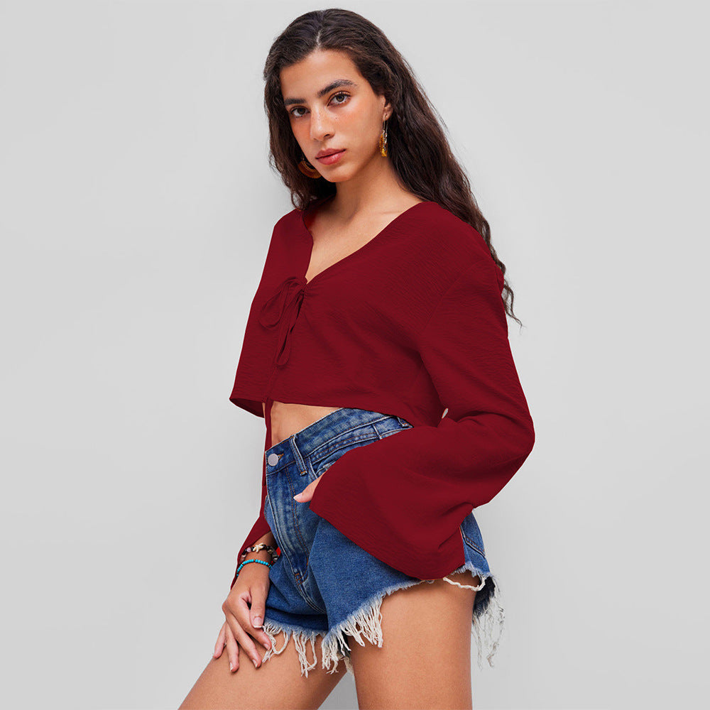 Kvinnors crop top med djup V-ringning och lekfull knut Mirla-Eva Jonsson