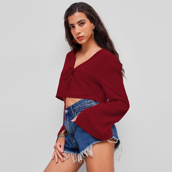 Kvinnors crop top med djup V-ringning och lekfull knut Mirla-Eva Jonsson