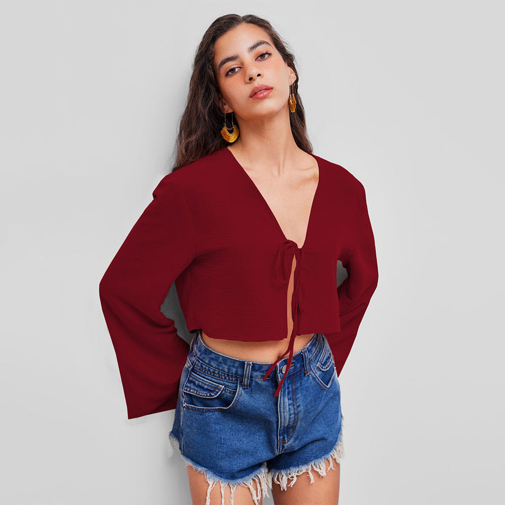 Kvinnors crop top med djup V-ringning och lekfull knut Mirla-Eva Jonsson