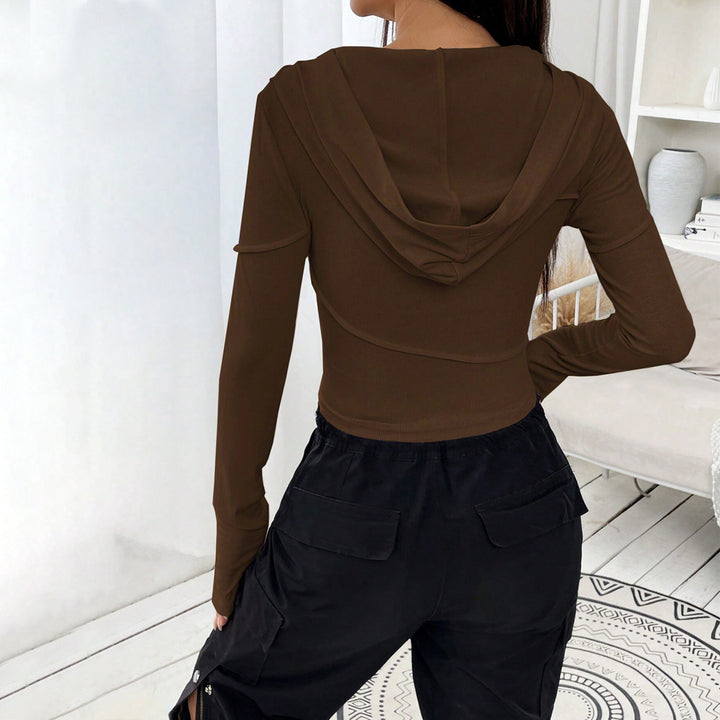 Kvinnors crop top med elegant huva design och långa ärmar Mirla-Eva Jonsson