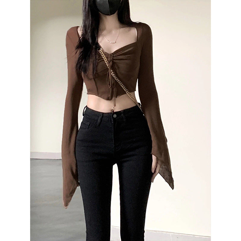 Kvinnors crop top med en sofistikerad knut och bred ärm-Eva Jonsson