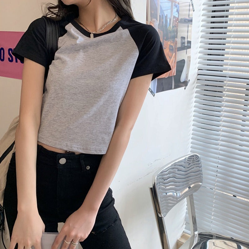 Kvinnors crop top med kontrasterande ärmar och bekväm bomullsblandning-Eva Jonsson