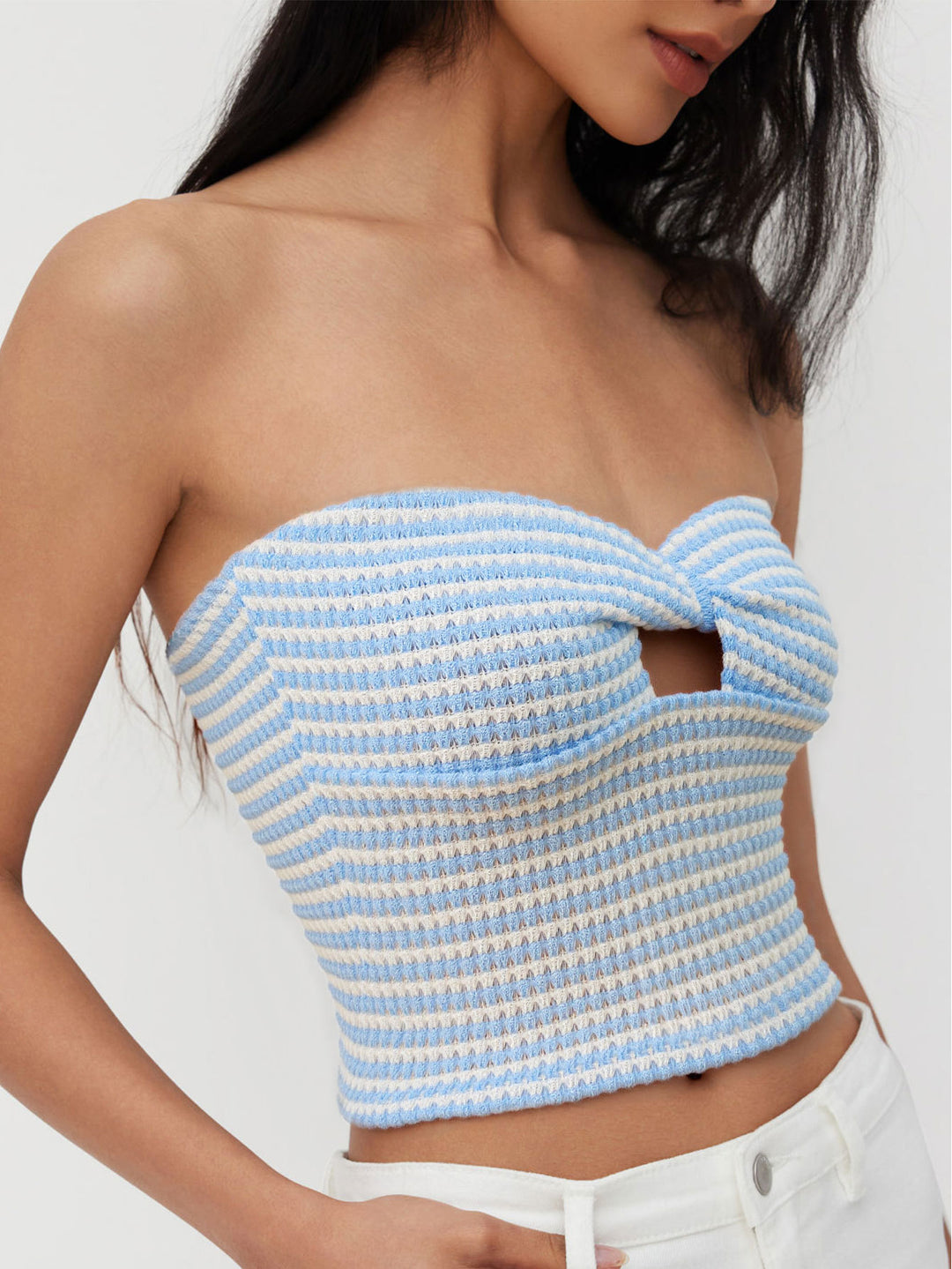Kvinnors crop top med öppen rygg och dekorativ slits Mirla-Eva Jonsson