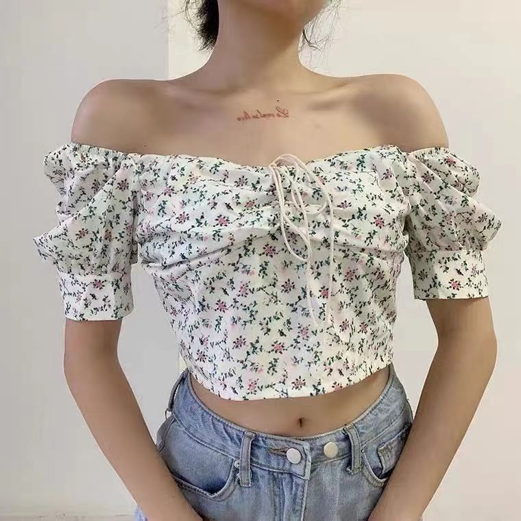 Kvinnors crop top med puffärmar och blommönster-Eva Jonsson