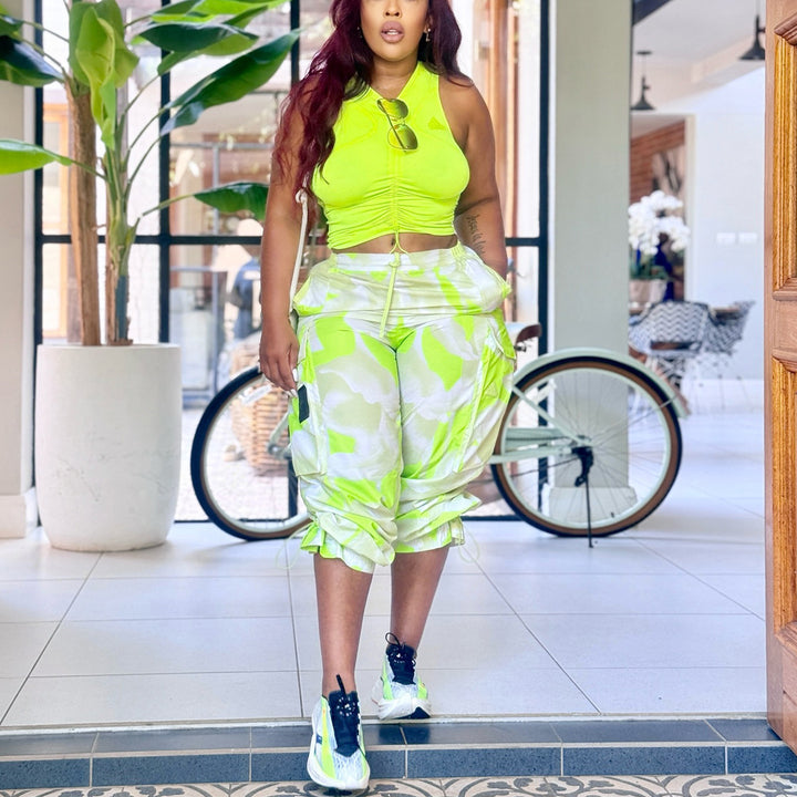 Kvinnors crop top med rynk och sportiga chino byxor Mirla-Eva Jonsson