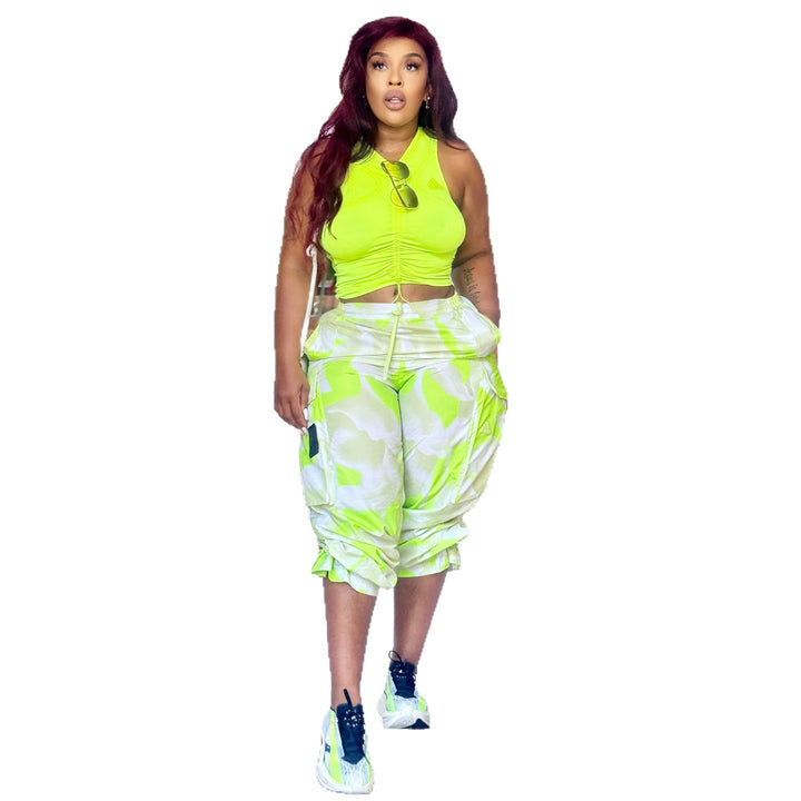 Kvinnors crop top med rynk och sportiga chino byxor Mirla-Eva Jonsson