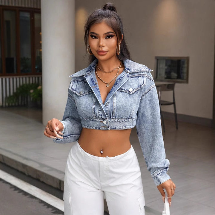 Kvinnors croppad denimjacka i en avslappnad vintage stil Mirla-Eva Jonsson