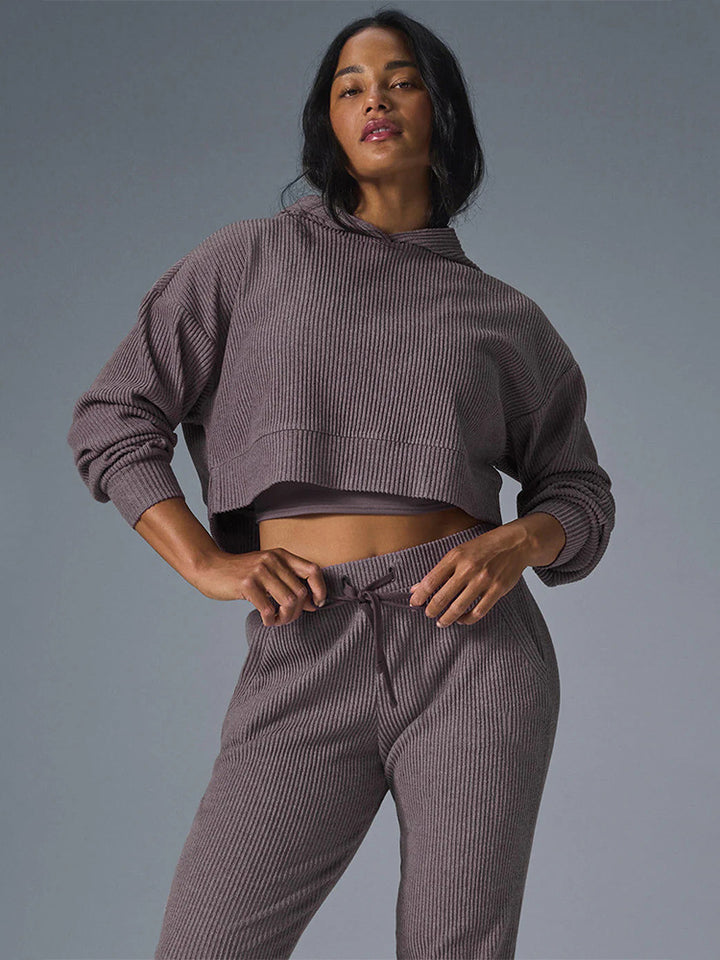 Kvinnors croppad hoodie-set gjort av texturerat tyg Mirla-Eva Jonsson