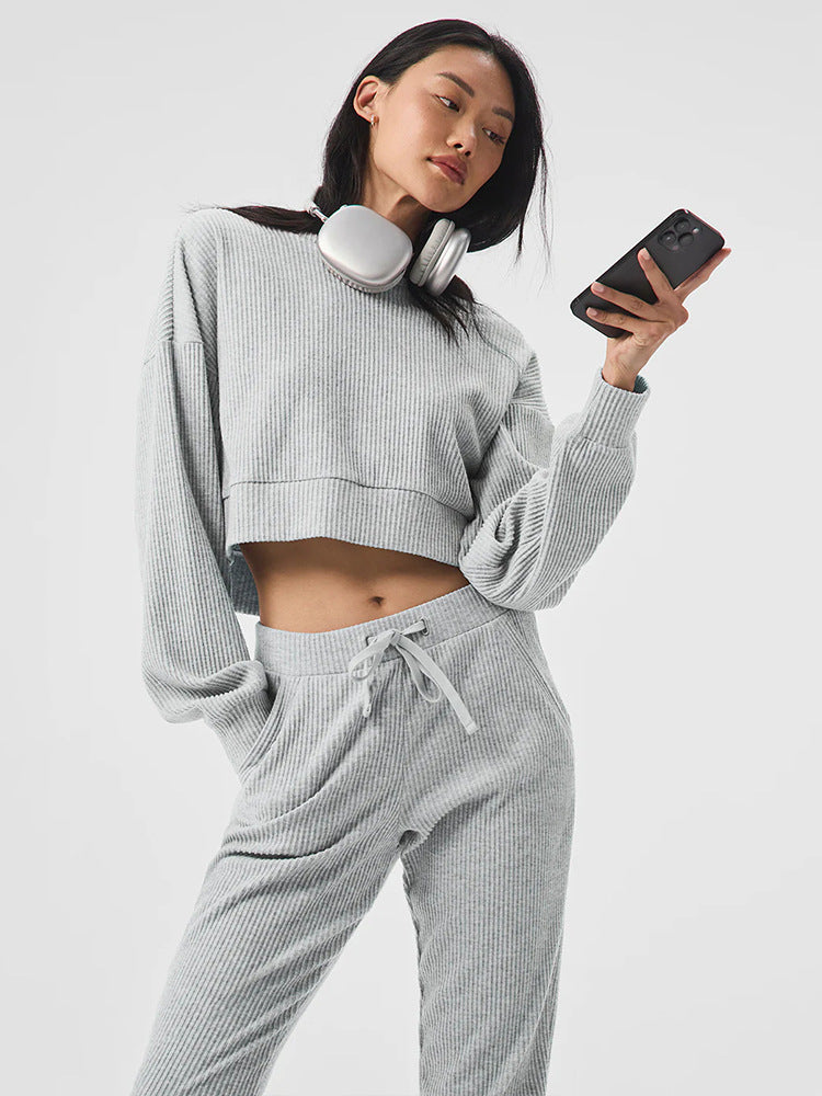 Kvinnors croppad hoodie-set gjort av texturerat tyg Mirla-Eva Jonsson