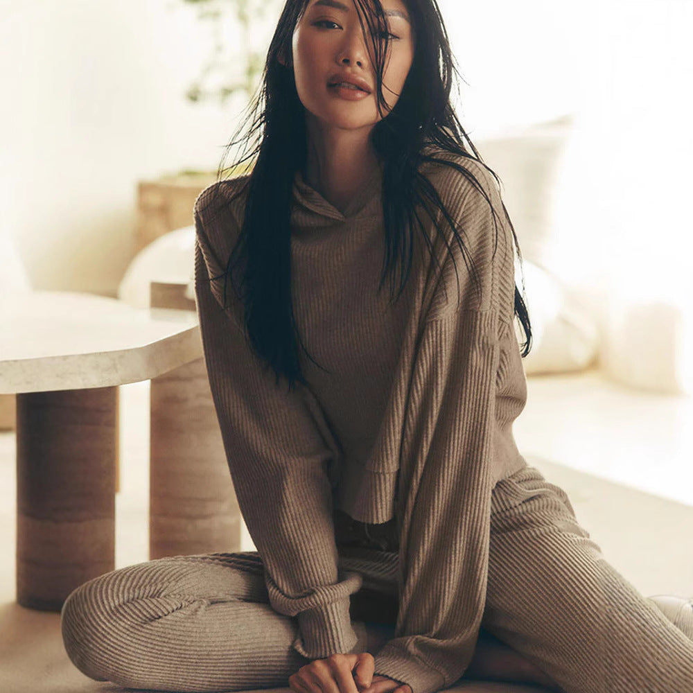 Kvinnors croppad hoodie-set gjort av texturerat tyg Mirla-Eva Jonsson