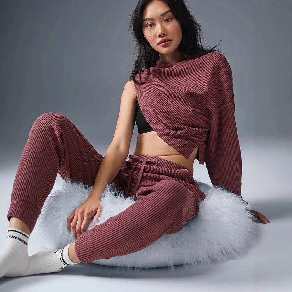 Kvinnors croppad hoodie-set gjort av texturerat tyg Mirla-Eva Jonsson