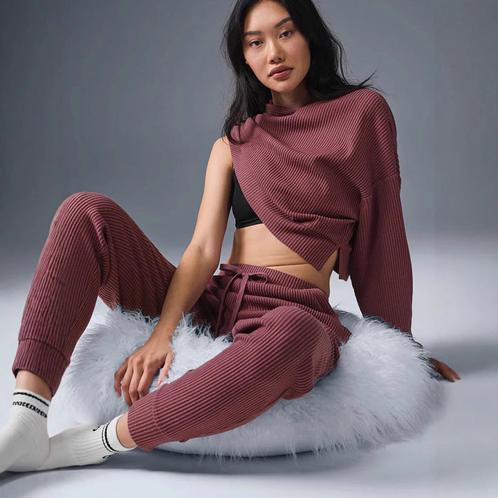 Kvinnors croppad hoodie-set gjort av texturerat tyg Mirla-Eva Jonsson