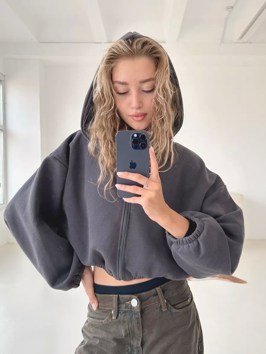 Kvinnors cropped hooded sweatshirt med vida ärmar Mirla-Eva Jonsson