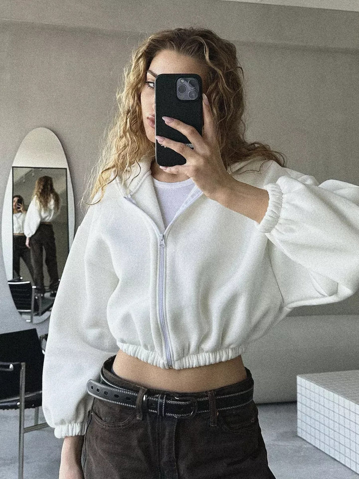 Kvinnors cropped hooded sweatshirt med vida ärmar Mirla-Eva Jonsson