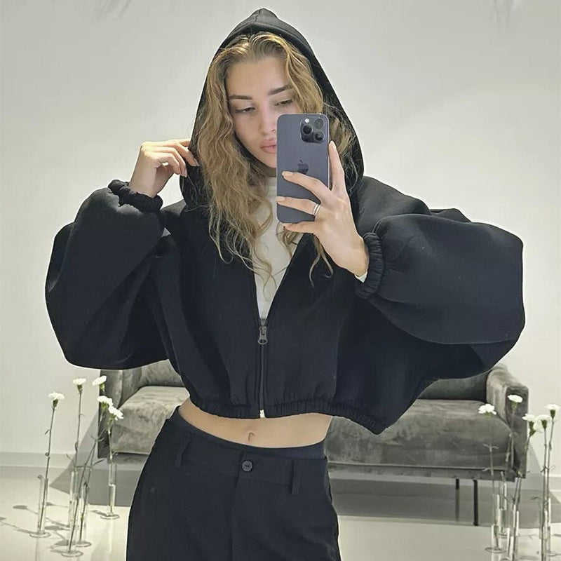 Kvinnors cropped hooded sweatshirt med vida ärmar Mirla-Eva Jonsson