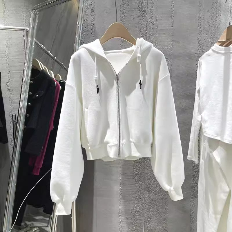Kvinnors cropped hoodie med en avslappnad skärning och elastiska manschetter-Eva Jonsson