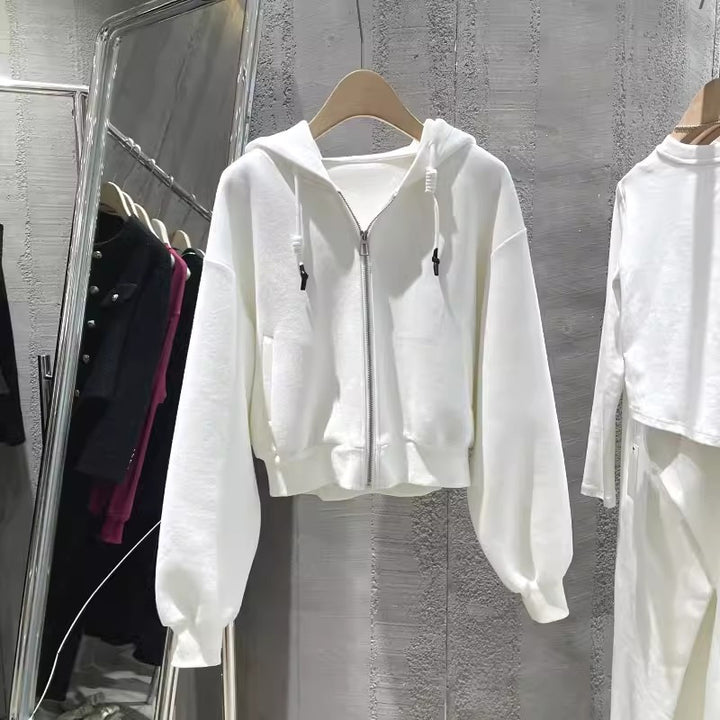 Kvinnors cropped hoodie med en avslappnad skärning och elastiska manschetter-Eva Jonsson
