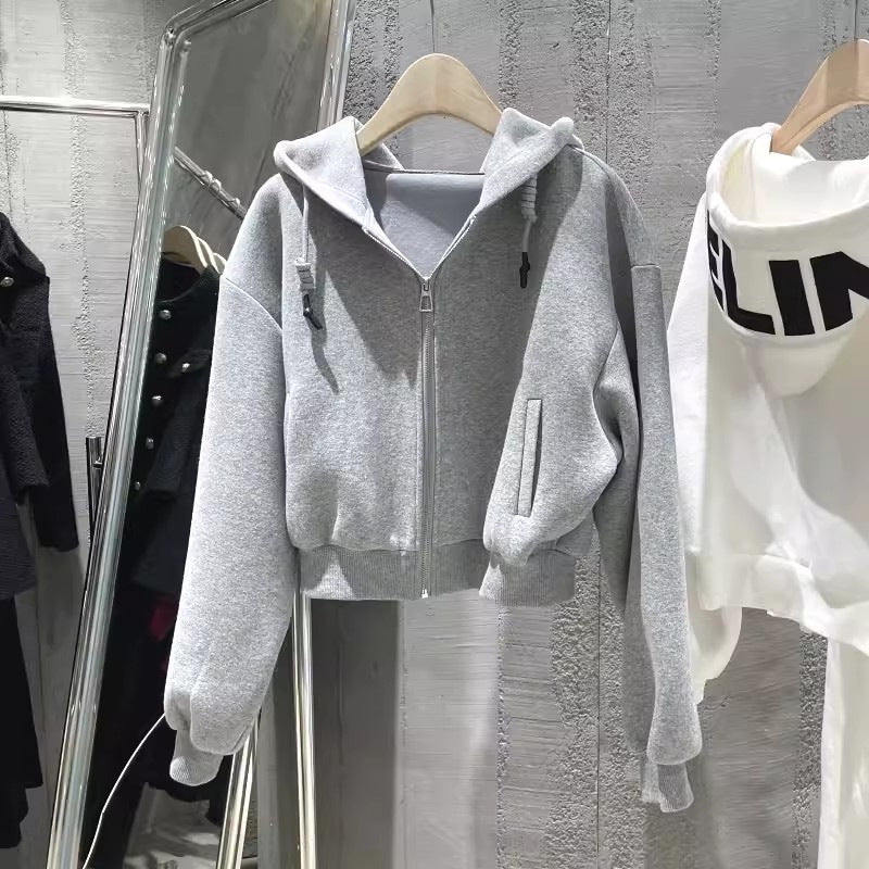 Kvinnors cropped hoodie med en avslappnad skärning och elastiska manschetter-Eva Jonsson