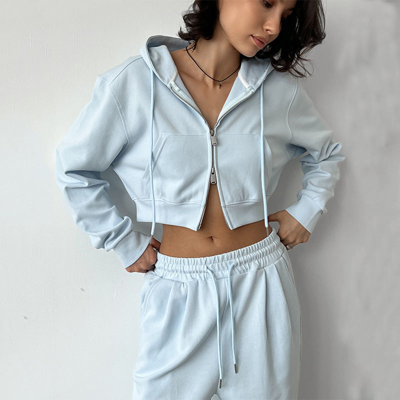 Kvinnors cropped hoodie och lösa joggingbyxor i minimalistisk design-Eva Jonsson