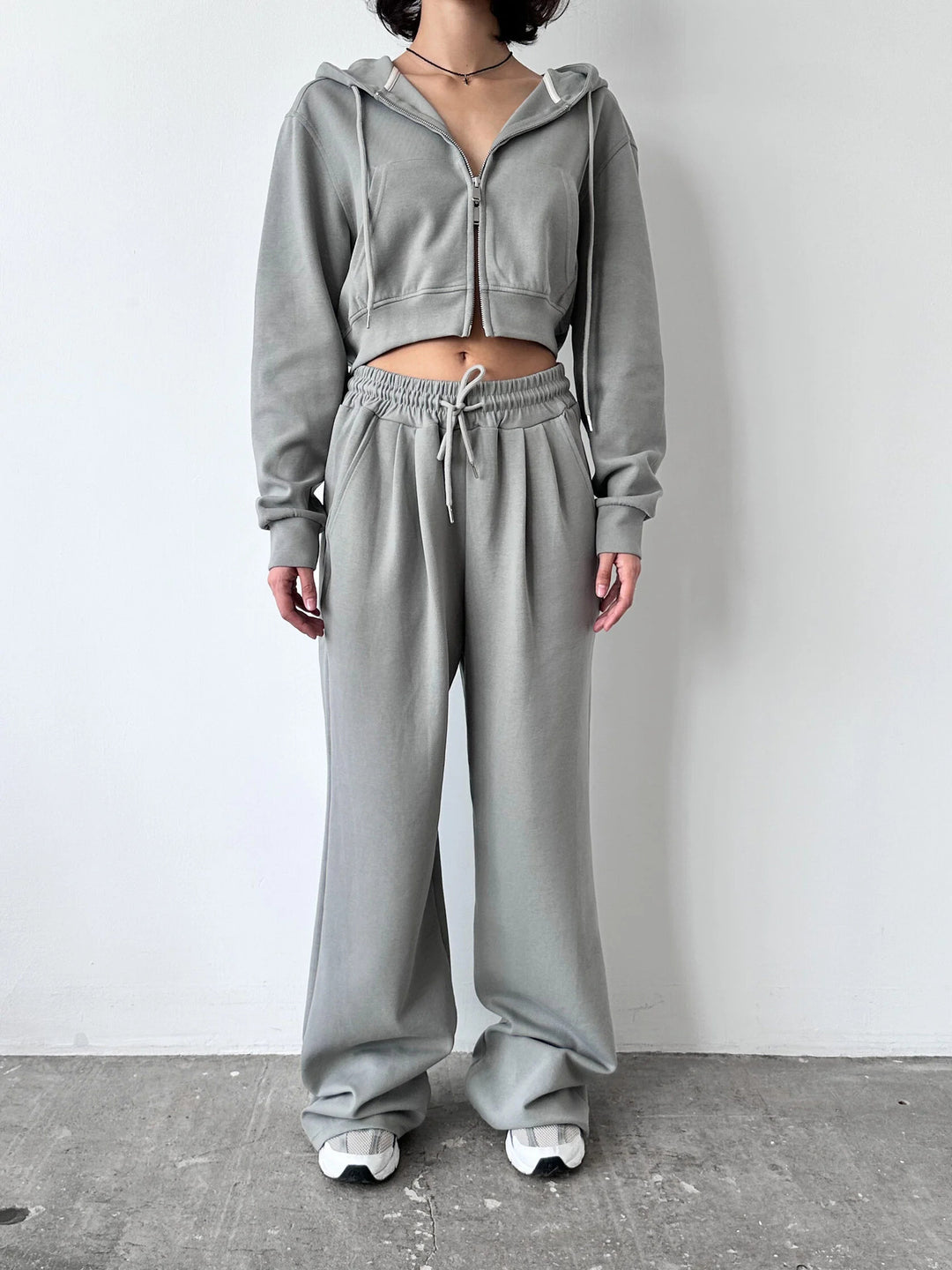 Kvinnors cropped hoodie och lösa joggingbyxor i minimalistisk design-Eva Jonsson