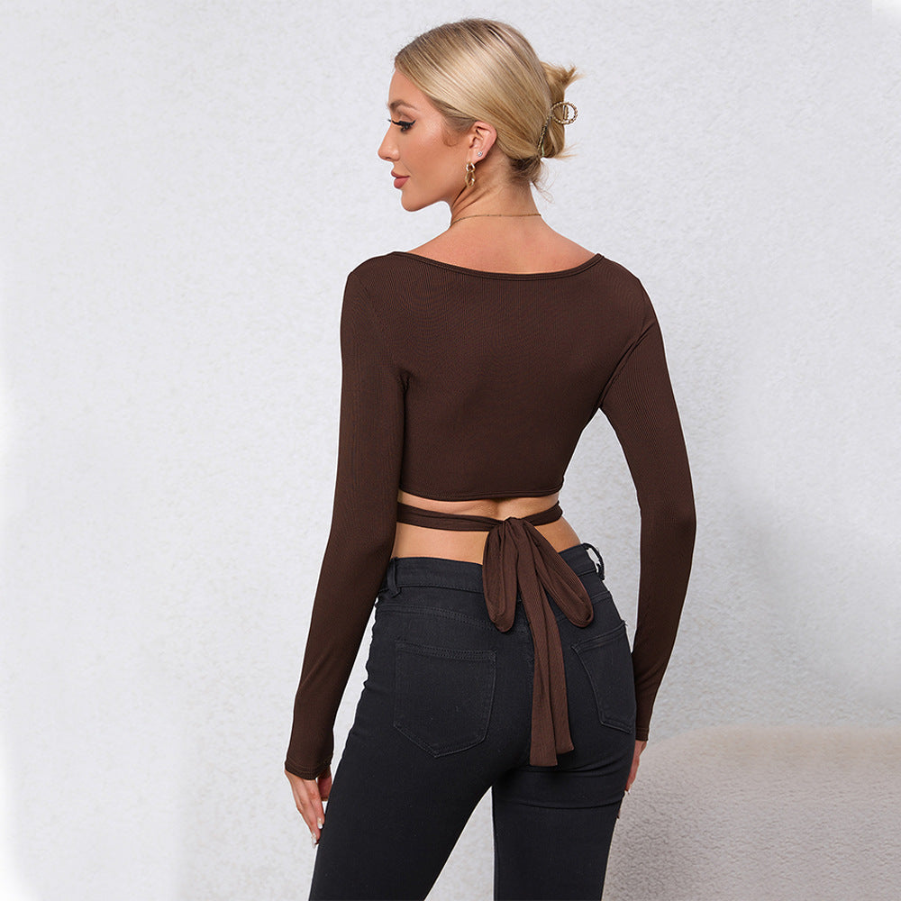 Kvinnors cropped långärmad skjorta med dekorativ ring och wrapsdesign Mirla-Eva Jonsson