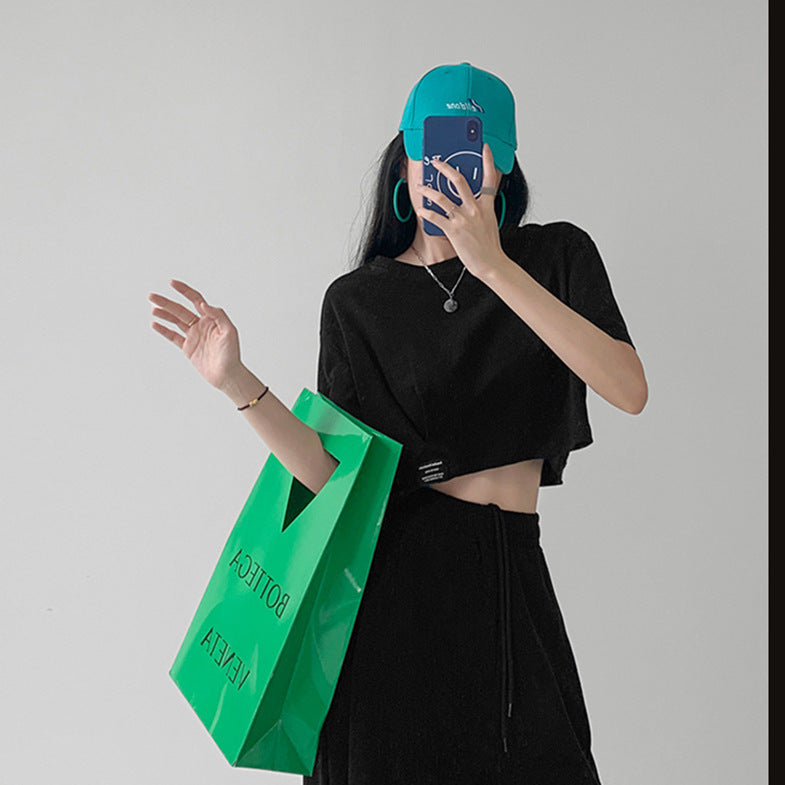 Kvinnors cropped t-shirt med en avslappnad passform och moderna detaljer-Eva Jonsson