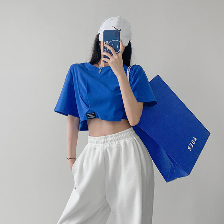 Kvinnors cropped t-shirt med en avslappnad passform och moderna detaljer-Eva Jonsson