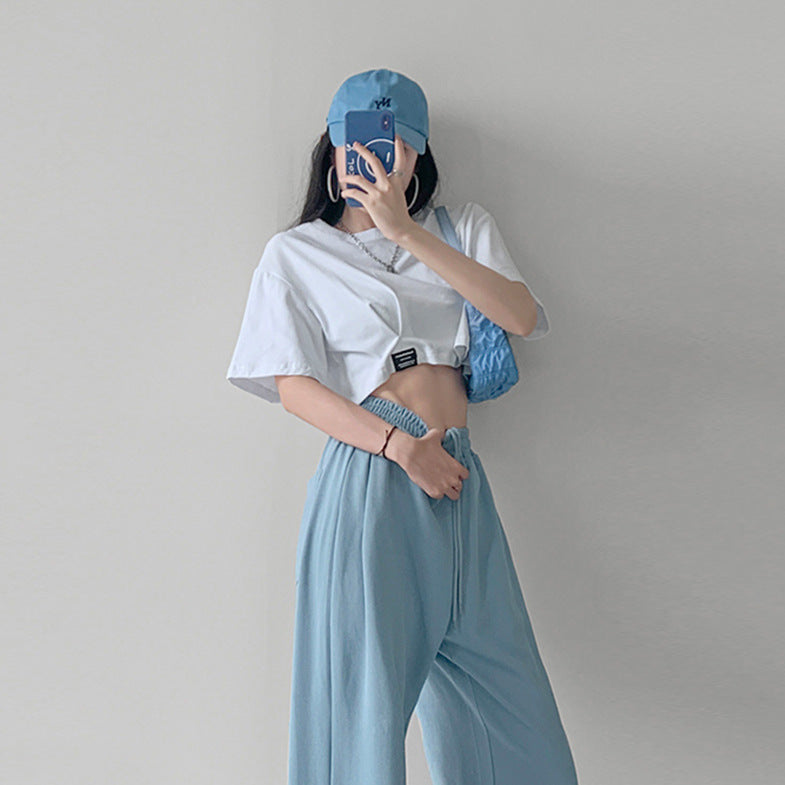 Kvinnors cropped t-shirt med en avslappnad passform och moderna detaljer-Eva Jonsson