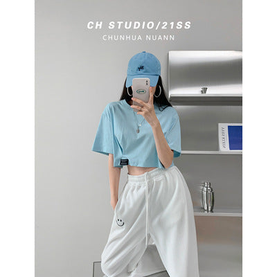 Kvinnors cropped t-shirt med en avslappnad passform och moderna detaljer-Eva Jonsson