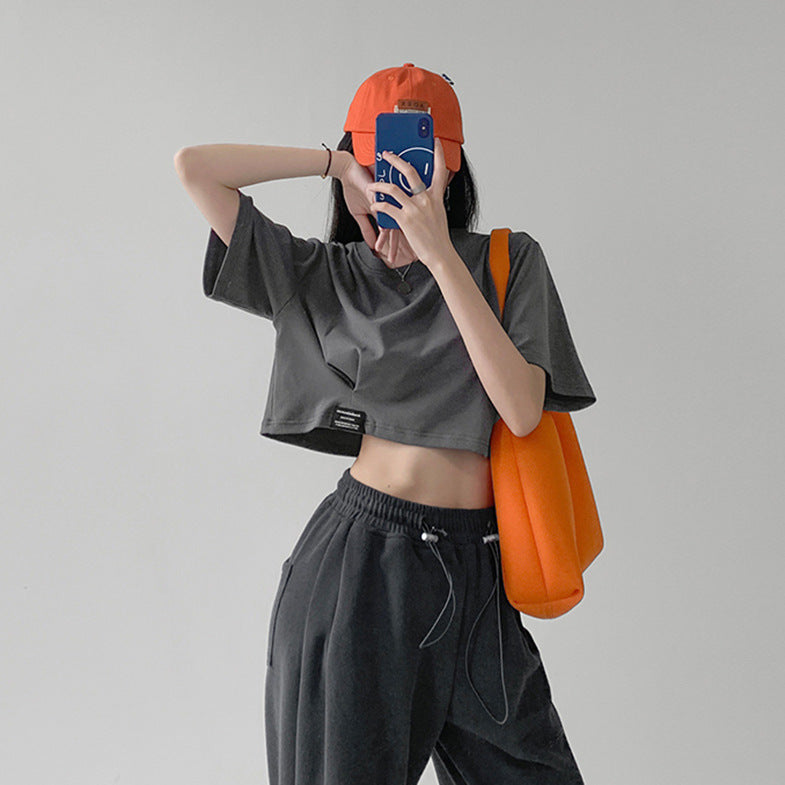 Kvinnors cropped t-shirt med en avslappnad passform och moderna detaljer-Eva Jonsson