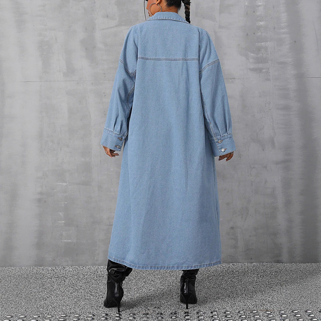 Kvinnors denim maxi jacka i en avslappnad oversize skärning med bekväma tryckknappar och praktiska fickor Mirla-Eva Jonsson
