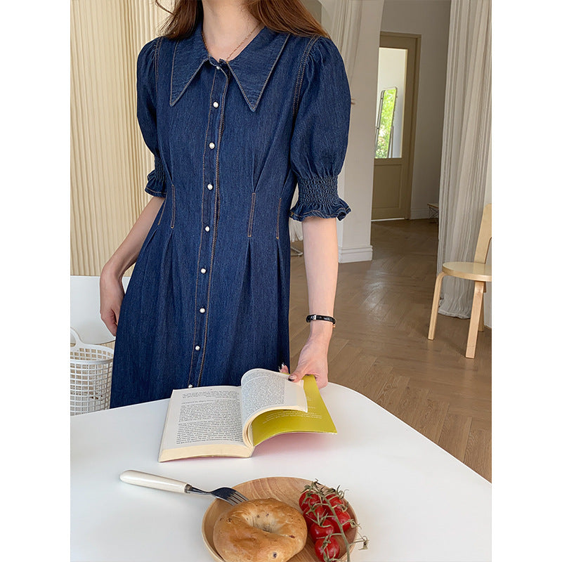 Kvinnors denim midi klänning med voluminösa ärmar och knappdetaljer Mirla-Eva Jonsson