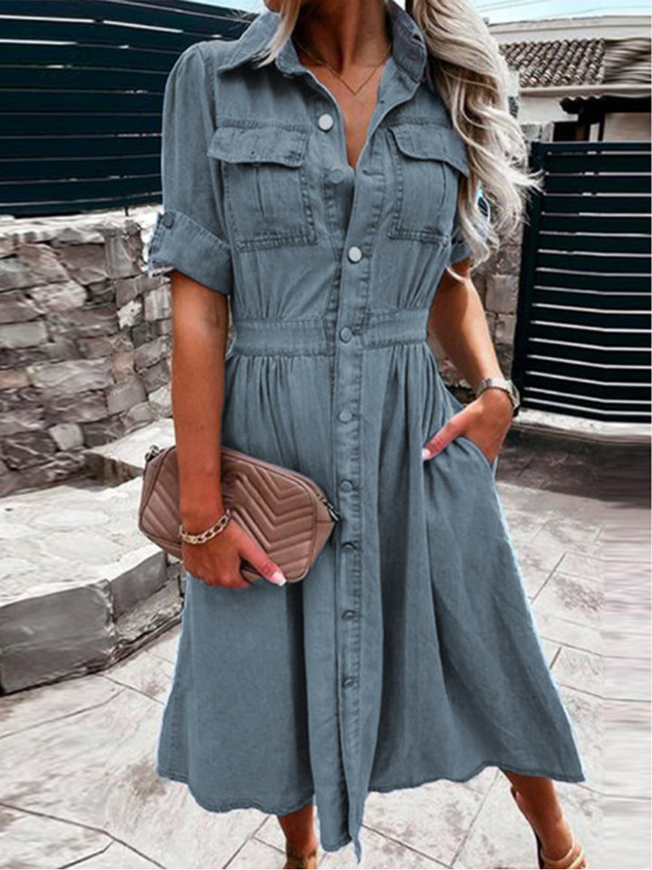 Kvinnors denim skjortklänning med praktiska fickor och elegant midja Mirla-Eva Jonsson