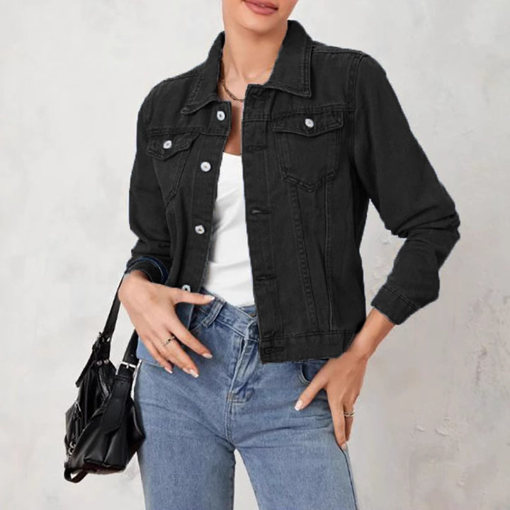 Kvinnors denimjacka i en klassisk-modern design med en kroppsnära silhuett Mirla-Eva Jonsson