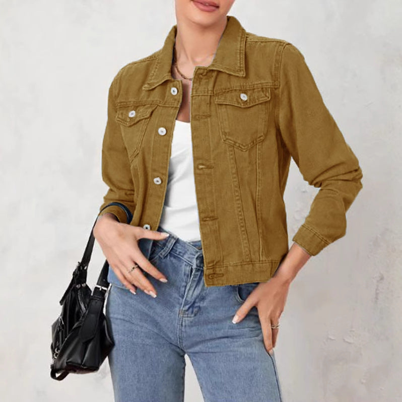 Kvinnors denimjacka i en klassisk-modern design med en kroppsnära silhuett Mirla-Eva Jonsson