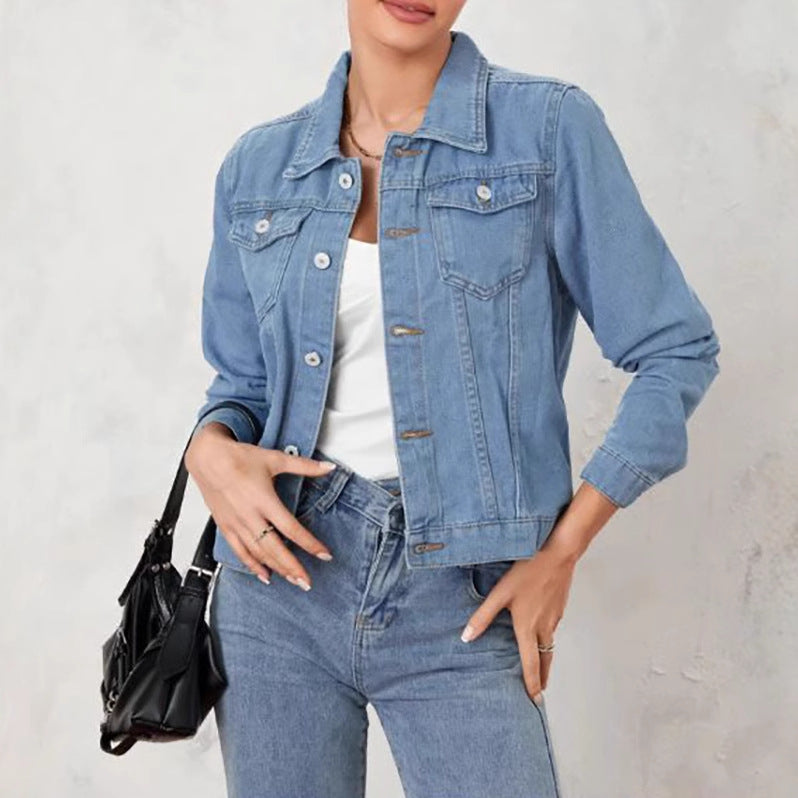 Kvinnors denimjacka i en klassisk-modern design med en kroppsnära silhuett Mirla-Eva Jonsson