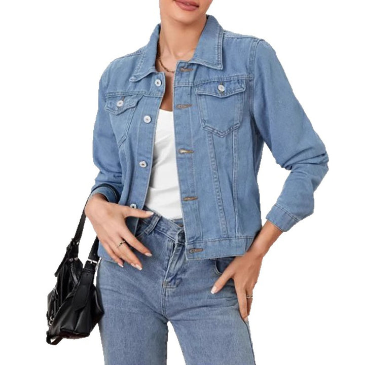 Kvinnors denimjacka i en klassisk-modern design med en kroppsnära silhuett Mirla-Eva Jonsson