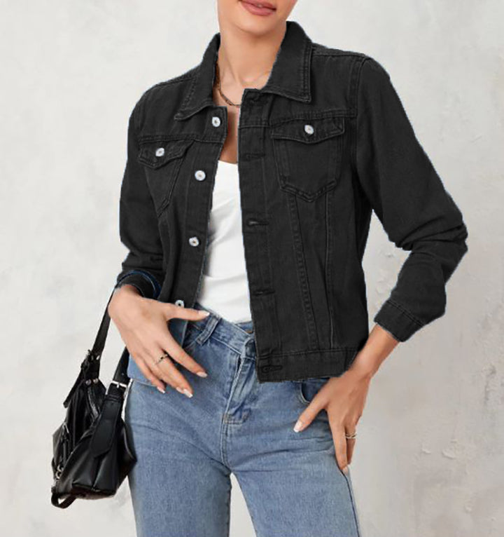 Kvinnors denimjacka i en klassisk-modern design med en kroppsnära silhuett Mirla-Eva Jonsson