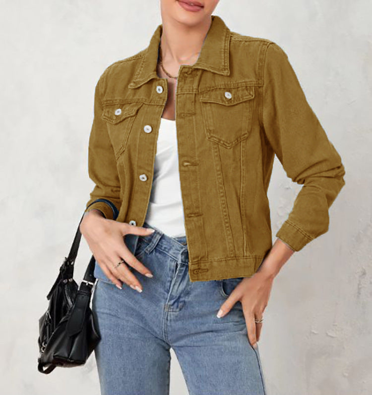 Kvinnors denimjacka i en klassisk-modern design med en kroppsnära silhuett Mirla-Eva Jonsson