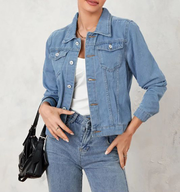 Kvinnors denimjacka i en klassisk-modern design med en kroppsnära silhuett Mirla-Eva Jonsson