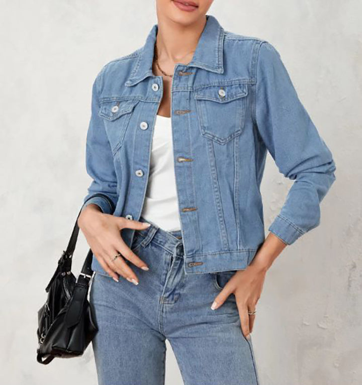 Kvinnors denimjacka i en klassisk-modern design med en kroppsnära silhuett Mirla-Eva Jonsson
