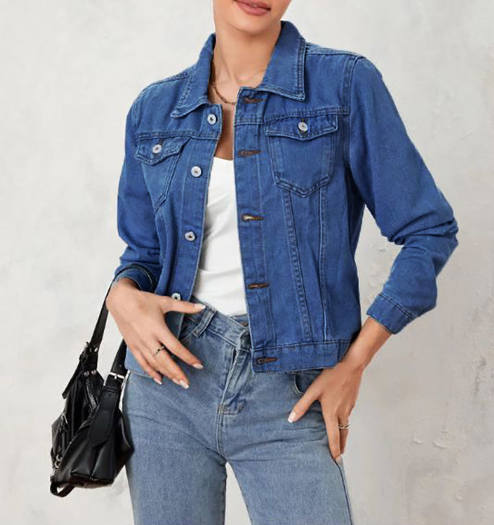 Kvinnors denimjacka i en klassisk-modern design med en kroppsnära silhuett Mirla-Eva Jonsson